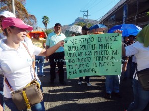 Protesta en Zihuatanejo, el 26 de febrero, por el desalojo del 24 en Acapulco. Foto Hercilia Castro.